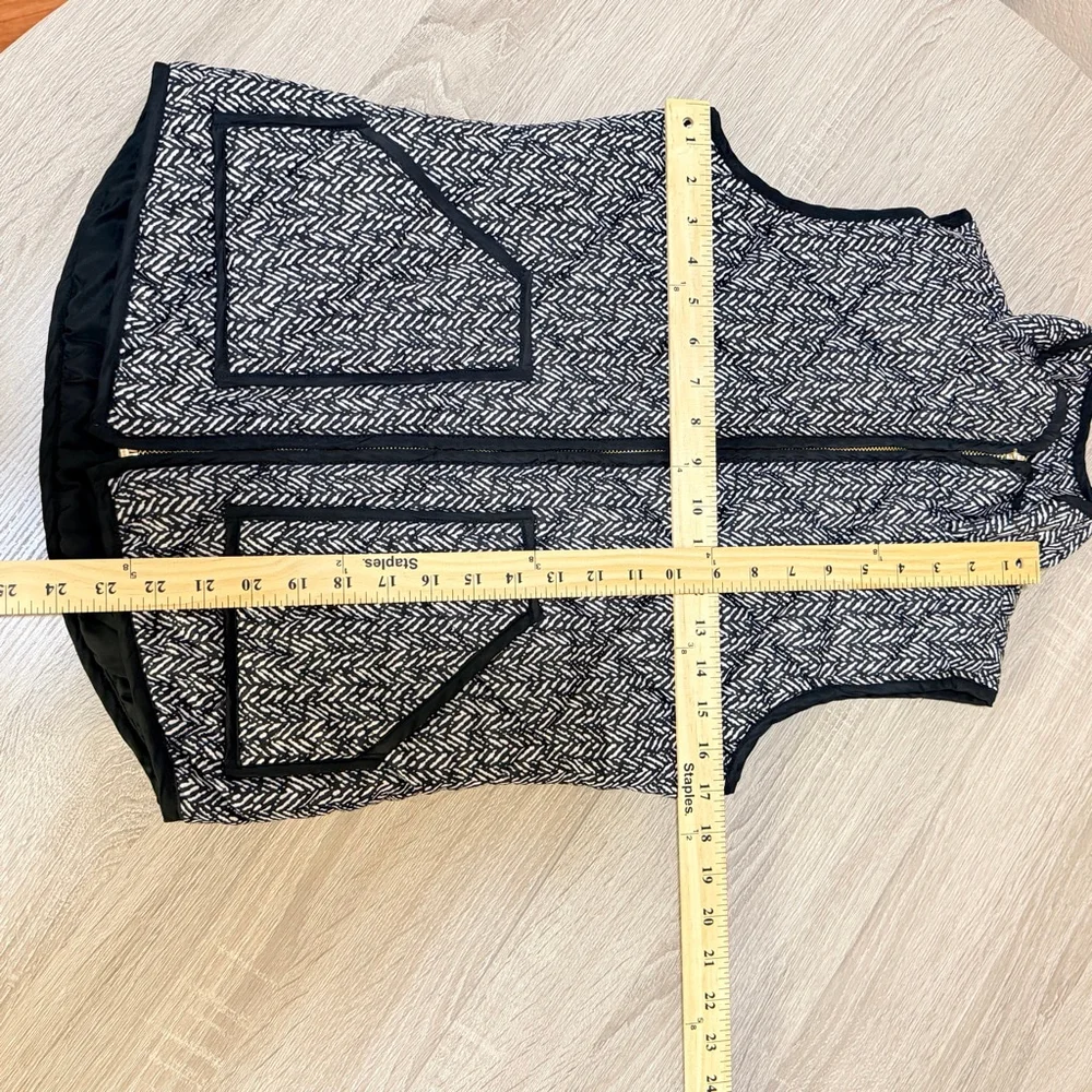 dee elle Women's Small Black & White Chevron Quilted Vest EUC b14